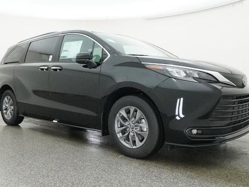 New 2026 Toyota Sienna XLE FWD image 17