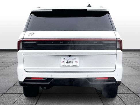 Used 2025 Lincoln Navigator L Reserve w/ Jet Appearance Package image 4