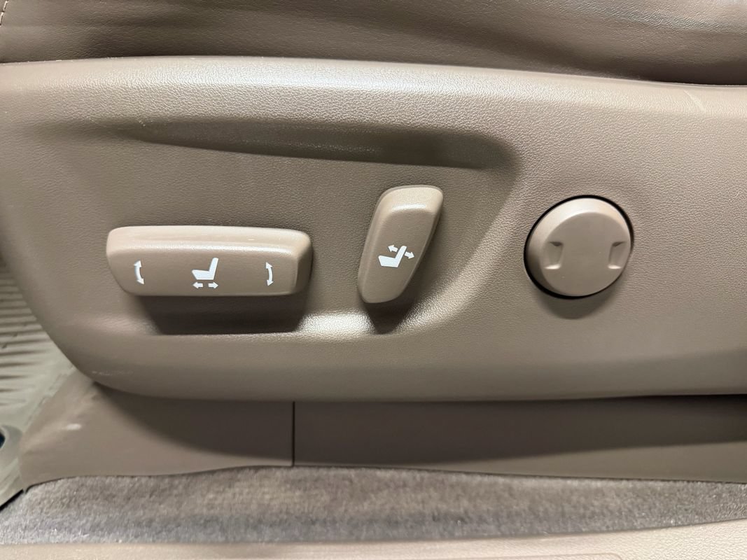 Used 2018 Lexus GX 460 Premium w/ Premium Package AWD/4WD image 17