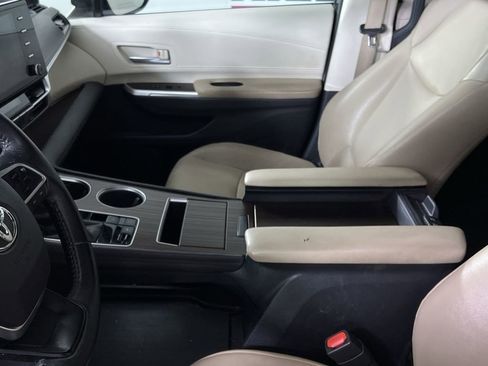 Used 2021 Toyota Sienna XLE image 20