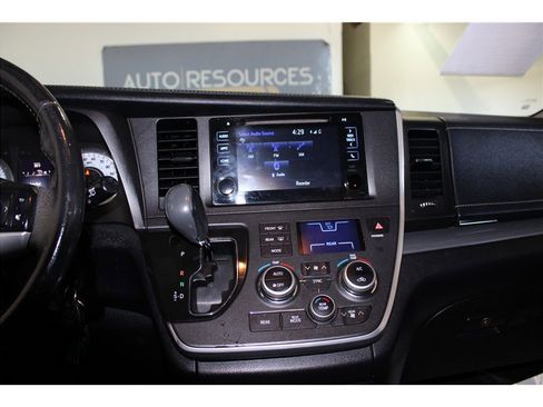 Used 2017 Toyota Sienna SE image 28
