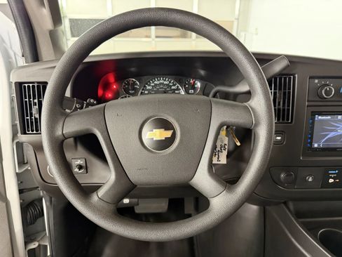 Used 2018 Chevrolet Express 2500 RWD image 17
