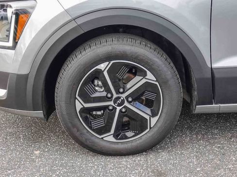 Certified 2025 Kia Niro LX image 9