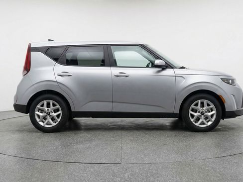 Used 2025 Kia Soul LX w/ LX Technology Package FWD image 11
