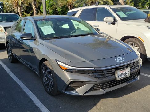 Used 2025 Hyundai Elantra SEL FWD image 3