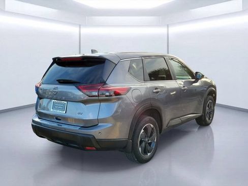 Used 2024 Nissan Rogue SV FWD image 4