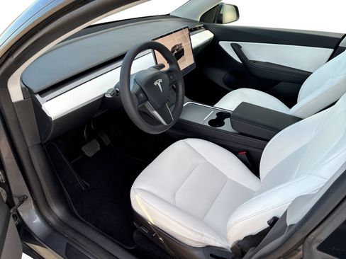 Certified 2022 Tesla Model Y Long Range AWD/4WD image 9