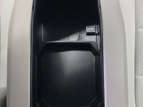 Used 2019 Toyota Highlander LE AWD/4WD image 28
