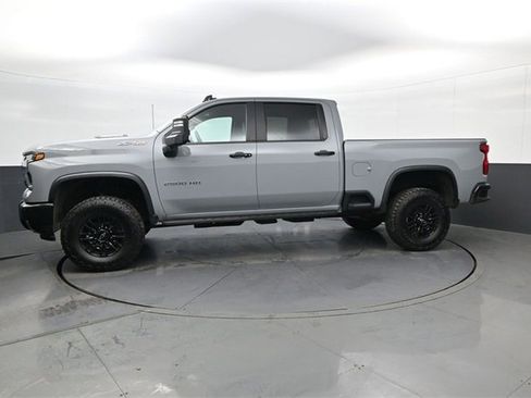 Used 2024 Chevrolet Silverado 2500 ZR2 w/ Technology Package image 8