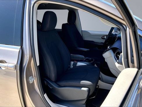 Used 2018 Chrysler Pacifica Touring Plus w/ Tire & Wheel Group FWD image 16