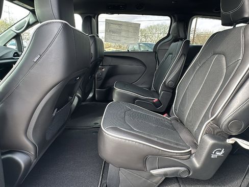 New 2026 Chrysler Pacifica Limited image 15