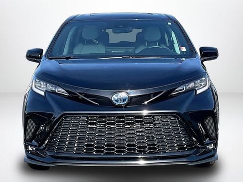 Used 2025 Toyota Sienna XSE image 3