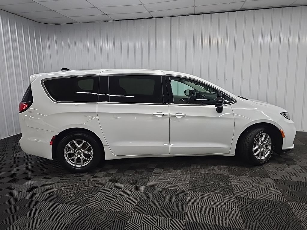 Used 2024 Chrysler Pacifica Touring-L FWD image 2