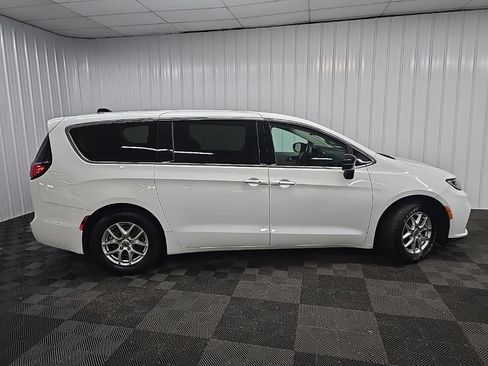 Used 2024 Chrysler Pacifica Touring-L FWD image 2