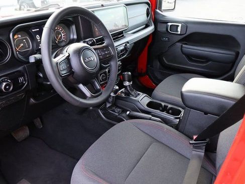 Used 2025 Jeep Wrangler Unlimited Rubicon image 3