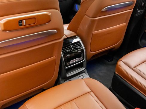 Used 2025 BMW X7 M60i image 17