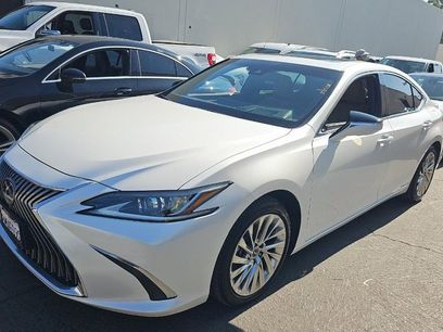 Used 2019 Lexus ES 300h w/ Luxury Package