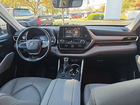 Certified 2022 Toyota Highlander XLE image 16