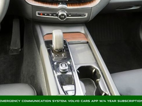 Used 2022 Volvo XC60 B5 Momentum image 13