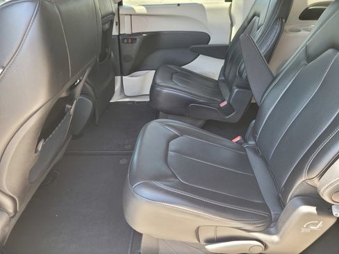 Used 2023 Chrysler Pacifica Touring-L FWD image 11