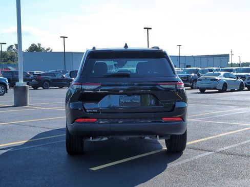 Used 2025 Jeep Grand Cherokee Altitude RWD image 4