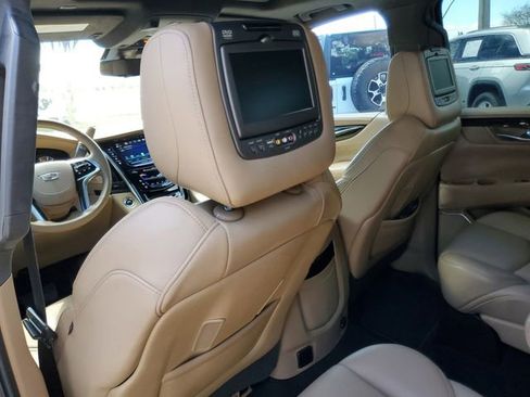 Used 2018 Cadillac Escalade Platinum image 12