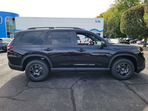 New 2025 Honda Pilot TrailSport image 2