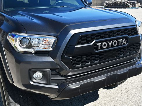 Used 2017 Toyota Tacoma TRD Off-Road AWD/4WD image 15
