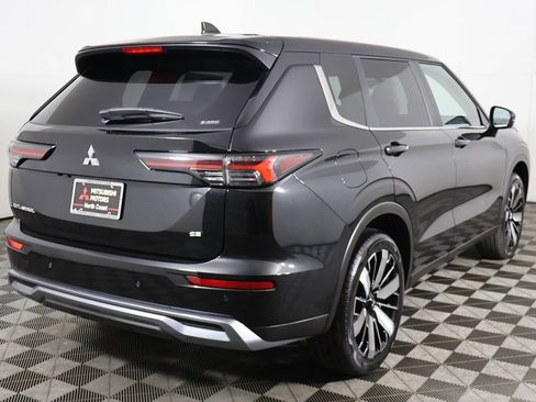 New 2025 Mitsubishi Outlander SE image 12