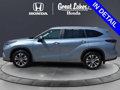 Used 2024 Toyota Highlander XLE AWD/4WD image 3