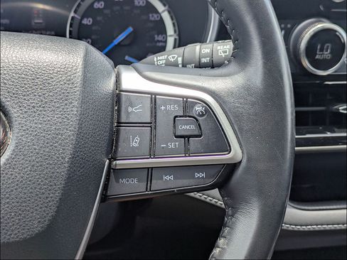Used 2022 Toyota Highlander XLE FWD image 16