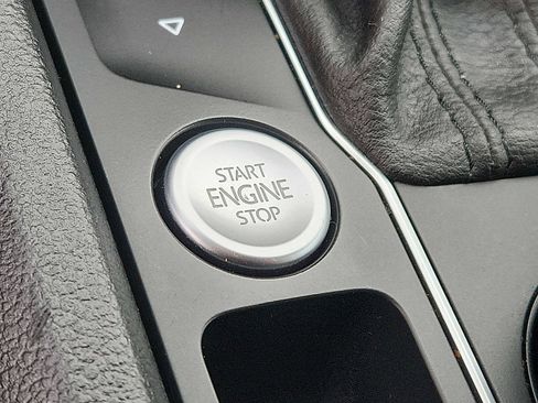 Used 2021 Volkswagen Atlas SE image 22