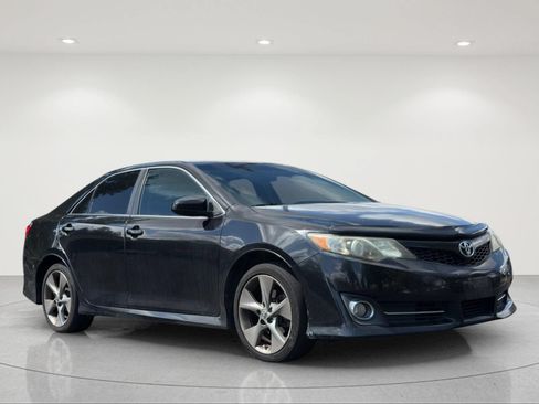 Used 2014 Toyota Camry SE FWD image 6