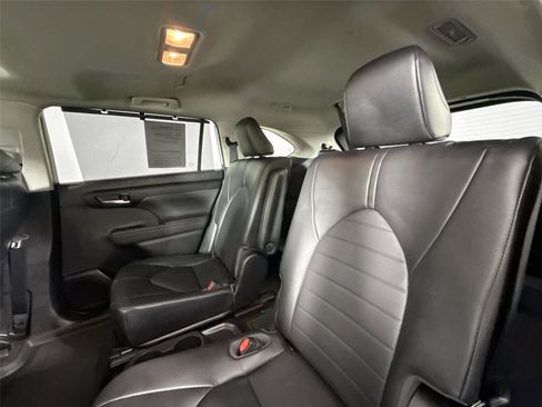 Certified 2022 Toyota Highlander XLE image 32