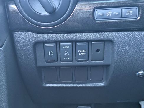 Used 2016 Nissan Titan SV image 23