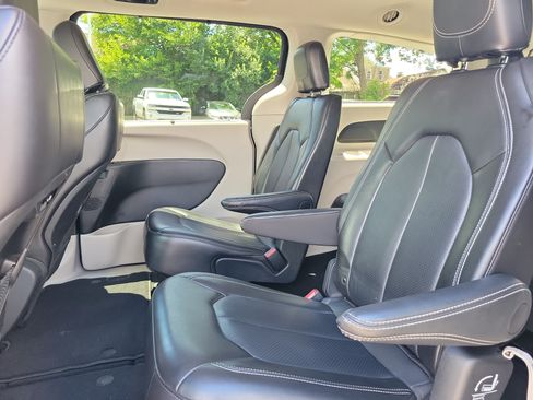 Used 2024 Chrysler Pacifica Touring-L FWD image 15