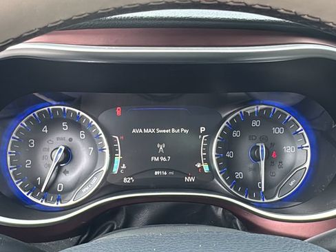 Used 2018 Chrysler Pacifica Limited w/ Tire & Wheel Group FWD image 17
