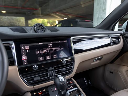Certified 2026 Porsche Macan AWD/4WD image 36