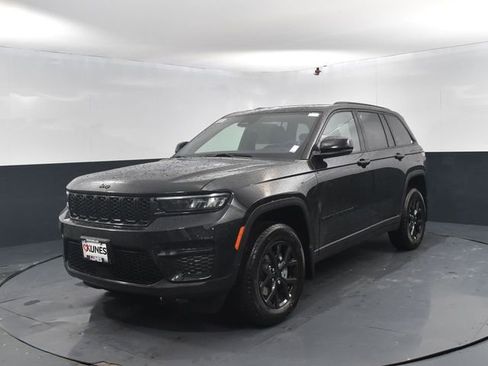 New 2025 Jeep Grand Cherokee Altitude image 4