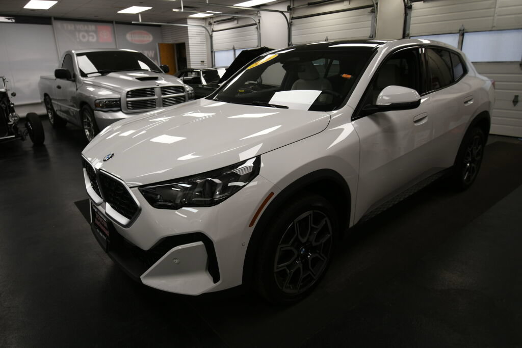 Used 2026 BMW X2 xDrive28i AWD/4WD image 3