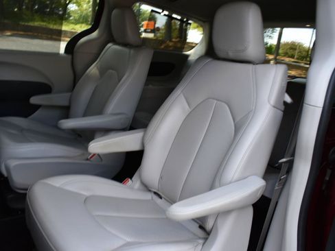 Used 2018 Chrysler Pacifica Touring-L FWD image 27