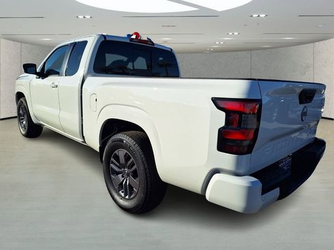 Used 2025 Nissan Frontier SV image 3