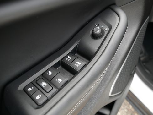 Used 2023 Jeep Grand Cherokee Limited AWD/4WD image 19