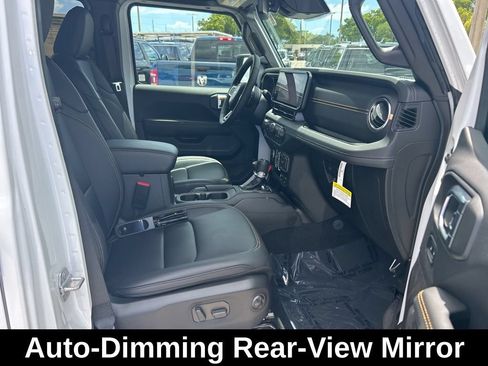 Used 2025 Jeep Wrangler Unlimited Sahara AWD/4WD image 24