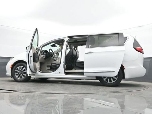 Used 2023 Chrysler Pacifica Limited FWD image 74