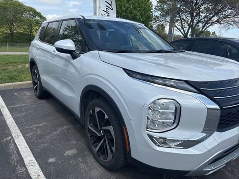 Used 2023 Mitsubishi Outlander SE Black Edition image 2
