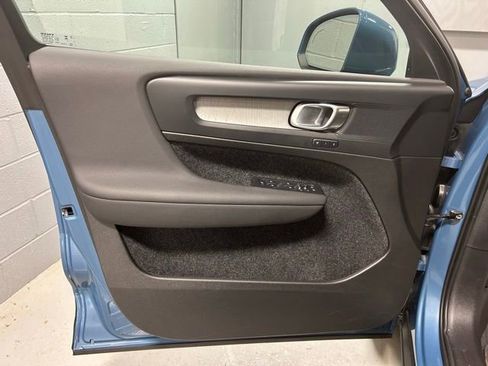 Used 2025 Volvo XC40 B5 Core image 8