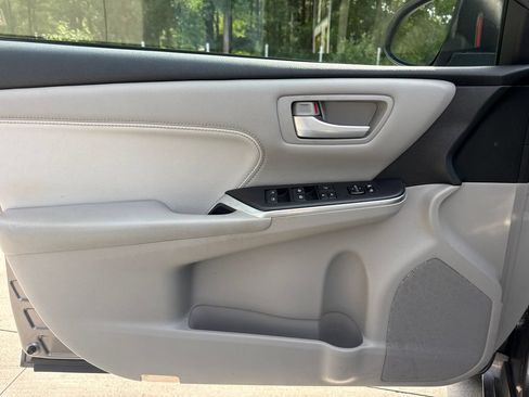 Used 2017 Toyota Camry XLE w/ Moonroof Package FWD image 13