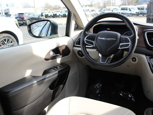 Used 2021 Chrysler Voyager Lxi FWD image 9