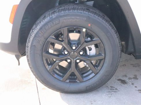 New 2025 Jeep Grand Cherokee Altitude image 18